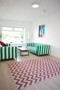 RiverstownRock House Sligo的客厅配有绿色和白色的沙发以及地毯。