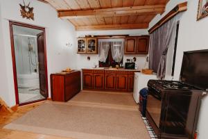 瓦特拉多尔内Pleta View的厨房配有木制橱柜、水槽和炉灶。