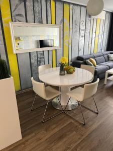 大特尔诺沃Apartment Marvi with Private parking place的一间配备有白色桌椅的用餐室