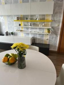 大特尔诺沃Apartment Marvi的厨房配有带一碗水果的白色桌子