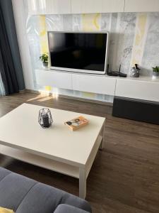 大特尔诺沃Apartment Marvi with Private parking place的客厅配有电视和白色咖啡桌。
