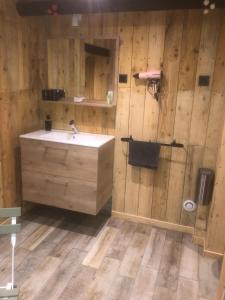 马赛ARTIN的一间带水槽和木墙的浴室