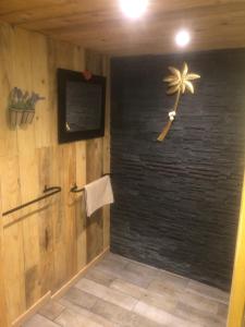 马赛ARTIN的浴室设有黑色墙壁和毛巾。