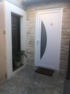 马赛ARTIN的一条带白色门和植物的走廊