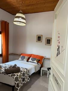IlbonoLe Sorgenti Guest House的一间卧室配有一张床和一个吊灯