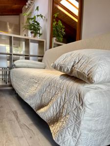 San SperateCasa di Rosy的一张床上有两个枕头的房间
