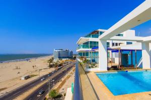 卡塔赫纳海滨夏日酒店的从海滩房屋的阳台上可欣赏到海滩景色