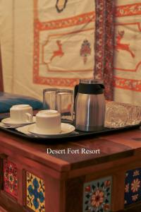 斋沙默尔Shrinath Desert Camp的茶壶和茶杯托盘