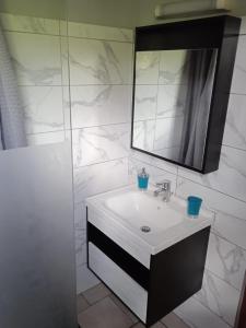 Ducosvilla do brazil的白色的浴室设有水槽和镜子