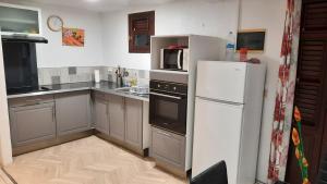 Ducosvilla do brazil的厨房配有白色冰箱和微波炉