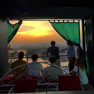 乌代浦Tamasha Udaipur的一群人从塔楼观看日落