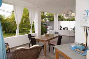 巴亚希贝Villa Caribe的一间带木桌和椅子的用餐室