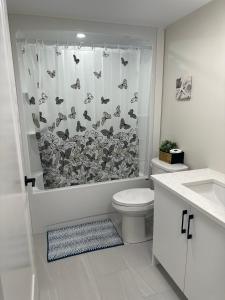 Hammonds PlainsOnyi’s cozy himalaya的一间带卫生间和淋浴帘的浴室