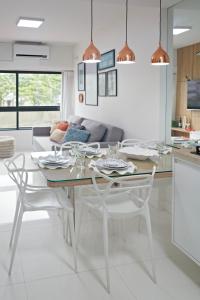 萨尔瓦多Apartamento Aconchegante Beira-Mar Ondina的厨房以及带桌椅的用餐室。