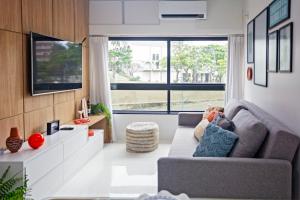 萨尔瓦多Apartamento Aconchegante Beira-Mar Ondina的带沙发和大窗户的客厅