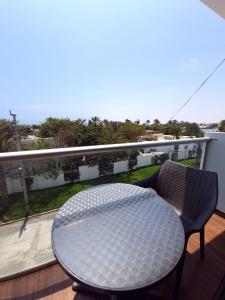 帕拉卡斯Hotel Golf Paracas的美景阳台配有桌椅