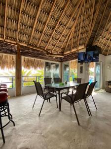 RincónHostal Coral Blue的一间带桌椅的用餐室