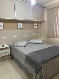 圣卡洛斯Apartamento Mari 7的一间卧室配有一张带两个枕头的床