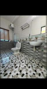 泉兰White's house的浴室配有2个盥洗盆、卫生间和浴缸。