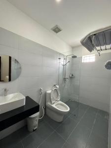 Buôn Alê (1)THIÊN NGA HOTEL的白色的浴室设有卫生间和水槽。