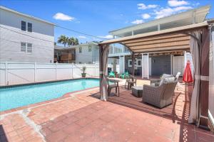 科珀斯克里斯蒂Ocean View with Private Pool Casa de Joy Dos的一个带游泳池和房子的后院