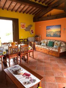 阿夏诺Country House Girasole Crete Senesi Vakantie Huis的客厅配有沙发和桌子