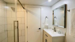 桑迪Newly remodeled home near 4 world-class ski resorts的带淋浴、盥洗盆和镜子的浴室