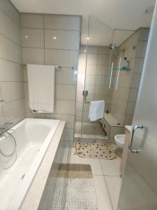 约翰内斯堡Modern 1BR APT Near Sandton City No Loadshedding的白色的浴室设有浴缸和卫生间。