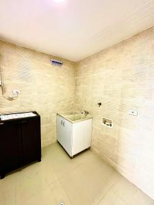 伊瓦格Apartamento completo的客房内设有带水槽和卫生间的浴室