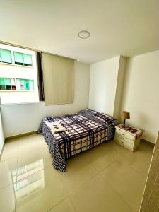 伊瓦格Apartamento completo的一间小卧室,配有床和窗户