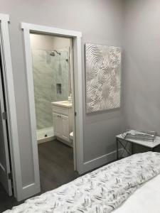 圣地亚哥4048 Stylish condo in Hillcrest Mission Hills的一间带一张床的卧室和一间带镜子的浴室