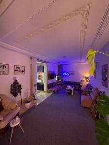 盖尼特拉chambre privée的天花板上设有紫色灯的客厅