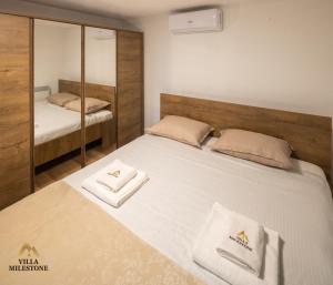 Villa Milestone Majevica的一间卧室配有一张床,上面有两条毛巾