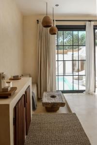 吉利特拉旺安Cahaya Villas - Luxury Villa With Private Pool的客厅设有桌子和大窗户