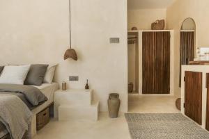 吉利特拉旺安Cahaya Villas - Luxury Villa With Private Pool的卧室设有床铺和白色墙壁