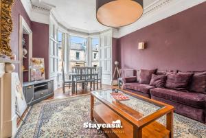 爱丁堡Stunning 3 Bdr Apartment 5 Min From Haymarket的客厅配有沙发和桌子