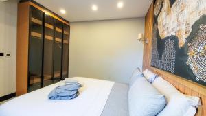 博德鲁姆Çimentepe Residence Deluxe的一间卧室配有白色床和蓝色枕头