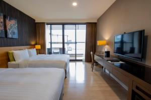 鱼池乡力丽哲园 - 日潭馆的酒店客房设有两张床和一台平面电视。