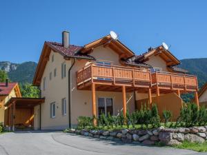 克查赫Chalet in ski area in Koetschach-Mauthen的房屋的一侧有甲板