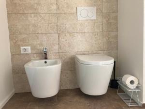 Nova MilaneseCasa Nova Luxury Apartment Suite Limoni的一间带卫生间和水槽的浴室