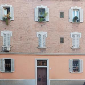博洛尼亚Mondo7的砖砌的建筑,设有窗户和门