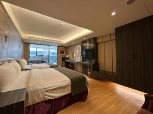 和平区Ming Zhi Hot Spring Hotel Building A的一间卧室,卧室内配有一张大床