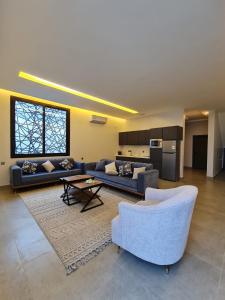 阿哈达فيلا جبل لبنان الهدا的带沙发和桌子的大客厅