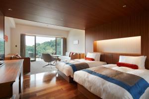 焼津グランドホテル的酒店客房设有两张床和电视。