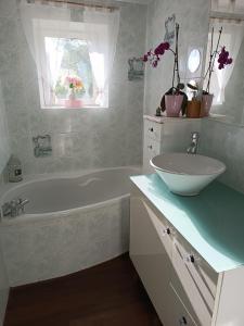 曼特埃尔Elise cornu的浴室配有白色浴缸和水槽