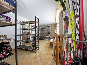 达沃斯Ferienwohnung Parsenn Peaks Panorama的充满了许多滑雪板和滑雪板的房间