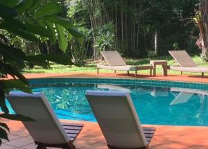 湄宏颂桑桐小屋旅馆的游泳池畔的2把躺椅