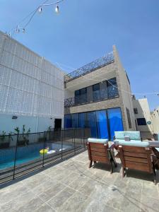 阿哈达فيلا جبل لبنان الهدا的房屋设有一座带游泳池的庭院