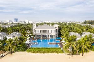 岘港Danang Marriott Resort & Spa, Non Nuoc Beach Villas的享有别墅的空中景致,设有游泳池和棕榈树