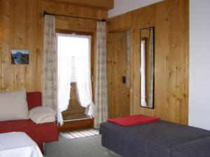 因斯布鲁克布里吉塔乡村别墅酒店的一间卧室设有一张床和一个窗户,